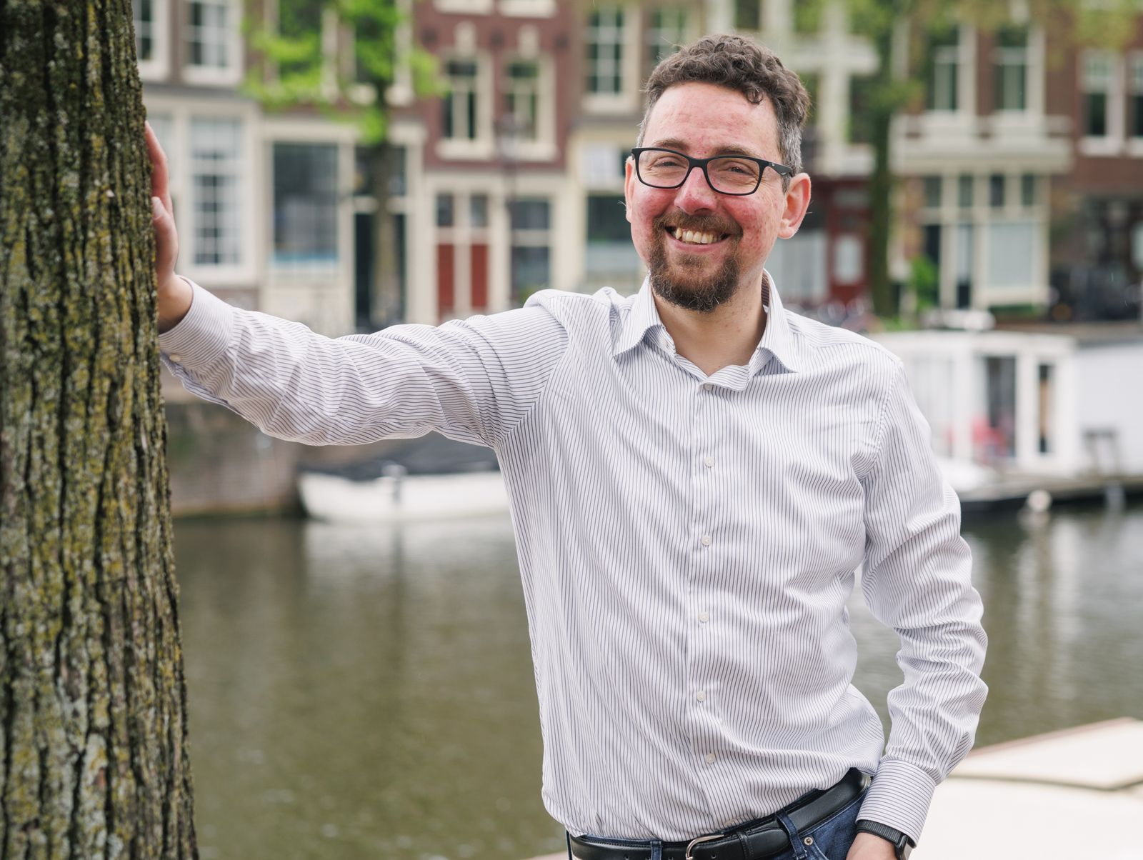 René Goedhart, docent Nederlands, lacht tijdens een gesprek