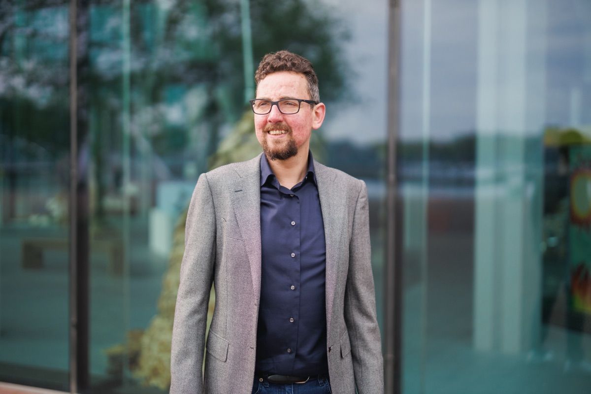 René Goedhart, docent Nederlands, glimlachend