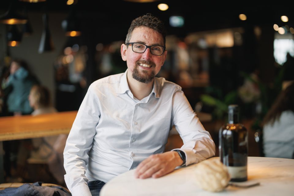 René Goedhart legt enthousiast iets uit met zijn handen