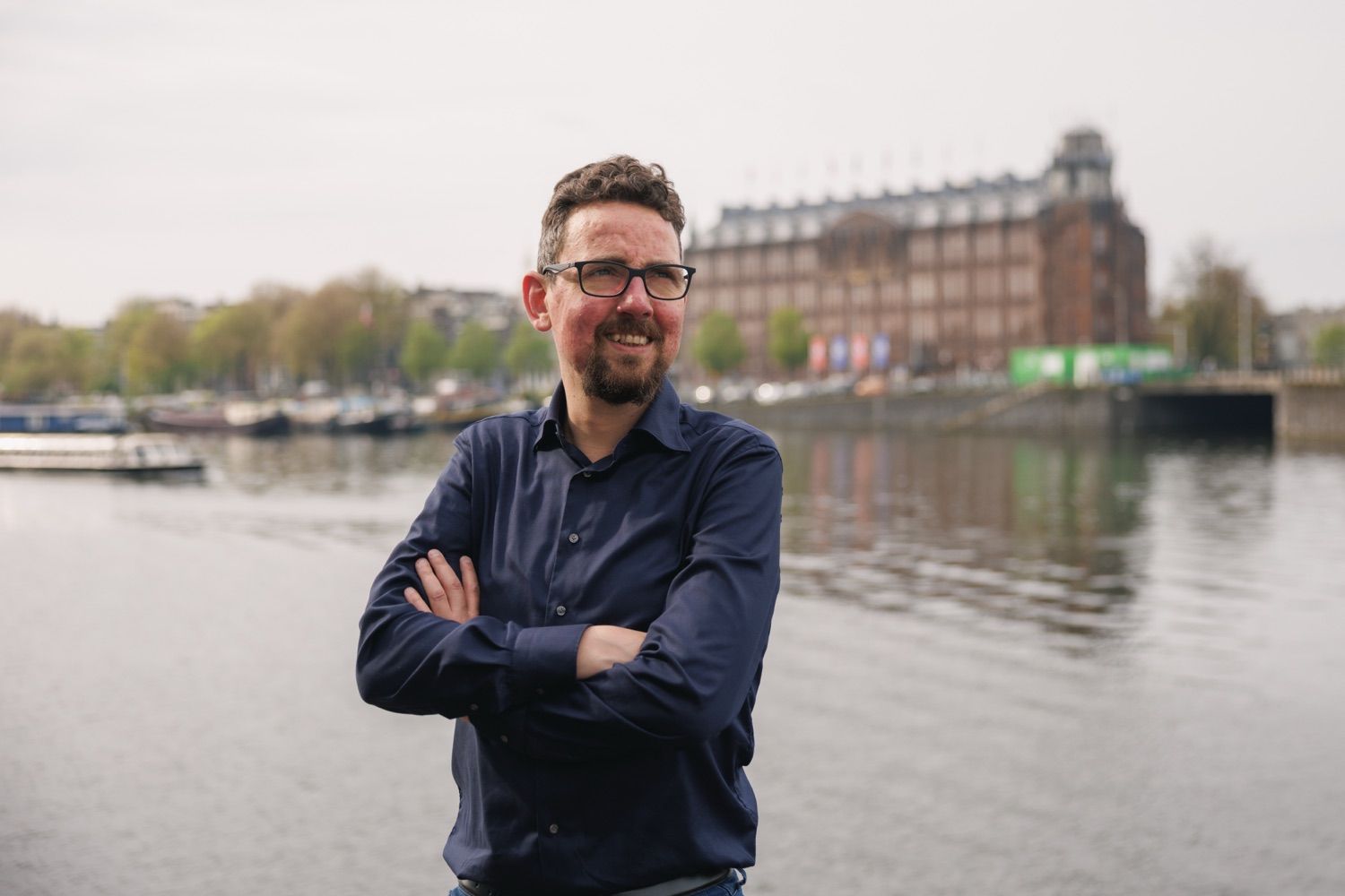 René Goedhart, docent Nederlands, met over elkaar geslagen armen